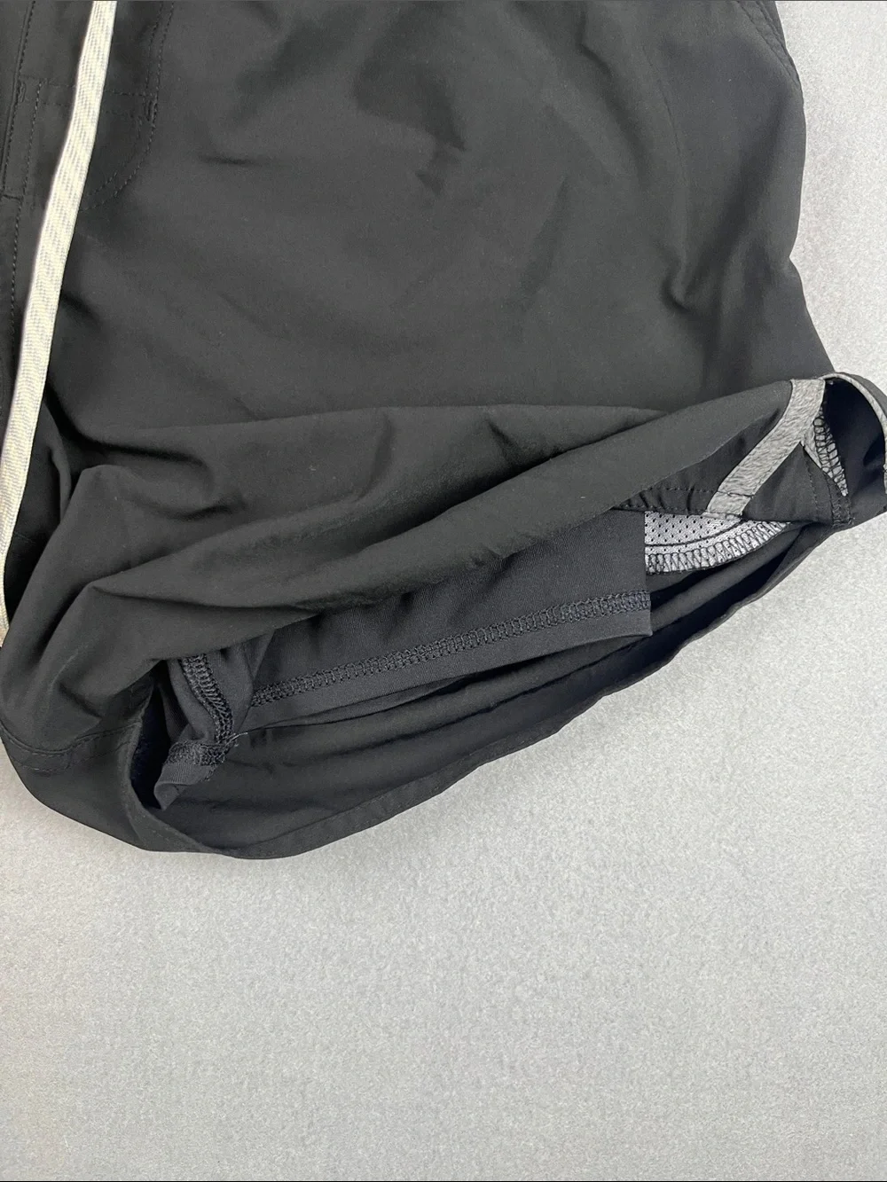 Vuori Trail Shorts 2.0 in Black/grey Size: medium